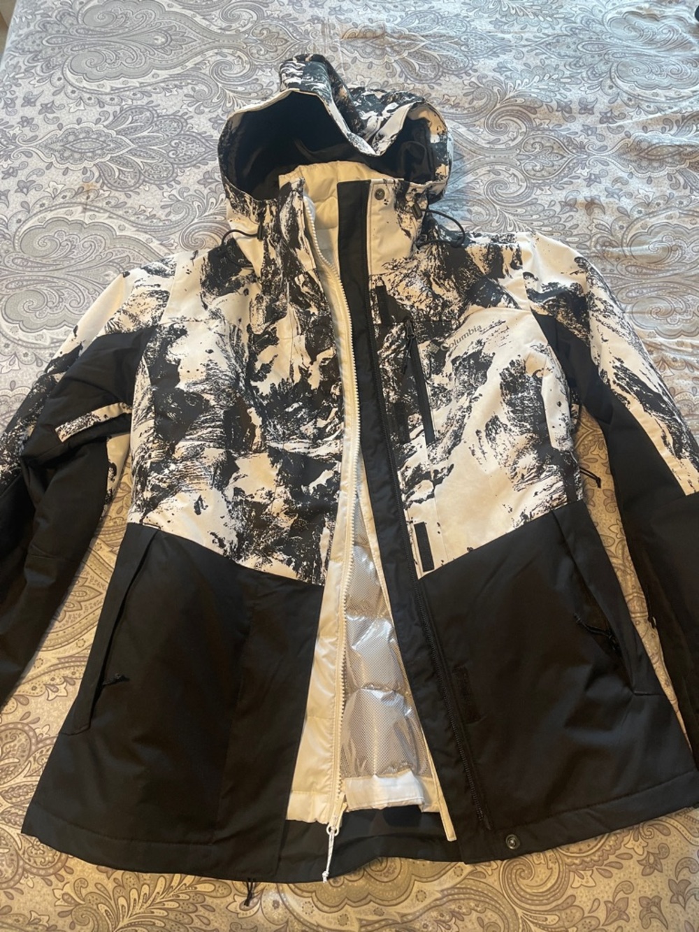 Columbia Women’s Black & White Abstract Print Ski Jacket